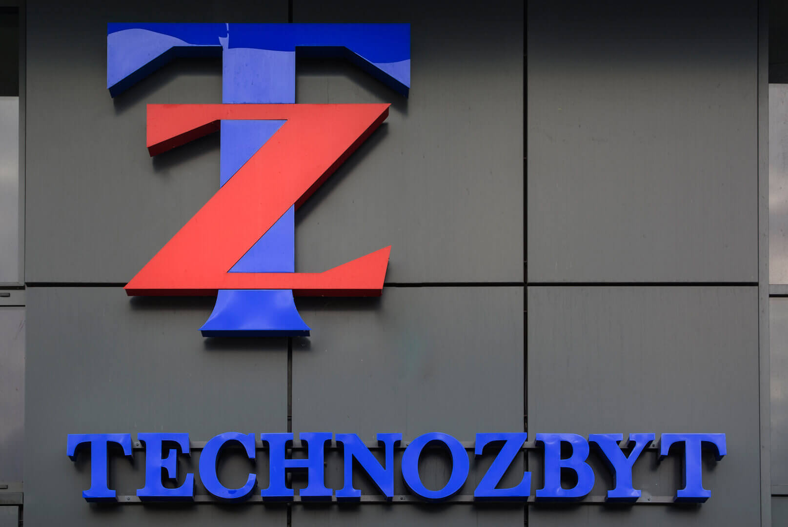 Technozbyt - przestrzenne litery świetlne umieszczone na elewacji